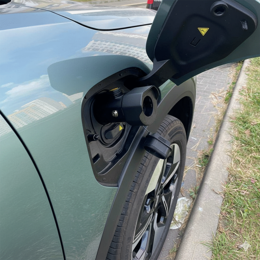 разрядный адаптер V2l Type2 в разъеме электромобиля