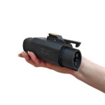 однофазный адаптер GNLT NACS to Type1 32А в руке
