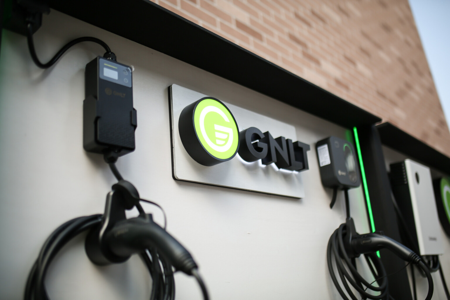 Логотип GNLT на стенде выставки Green Cars Day 2026