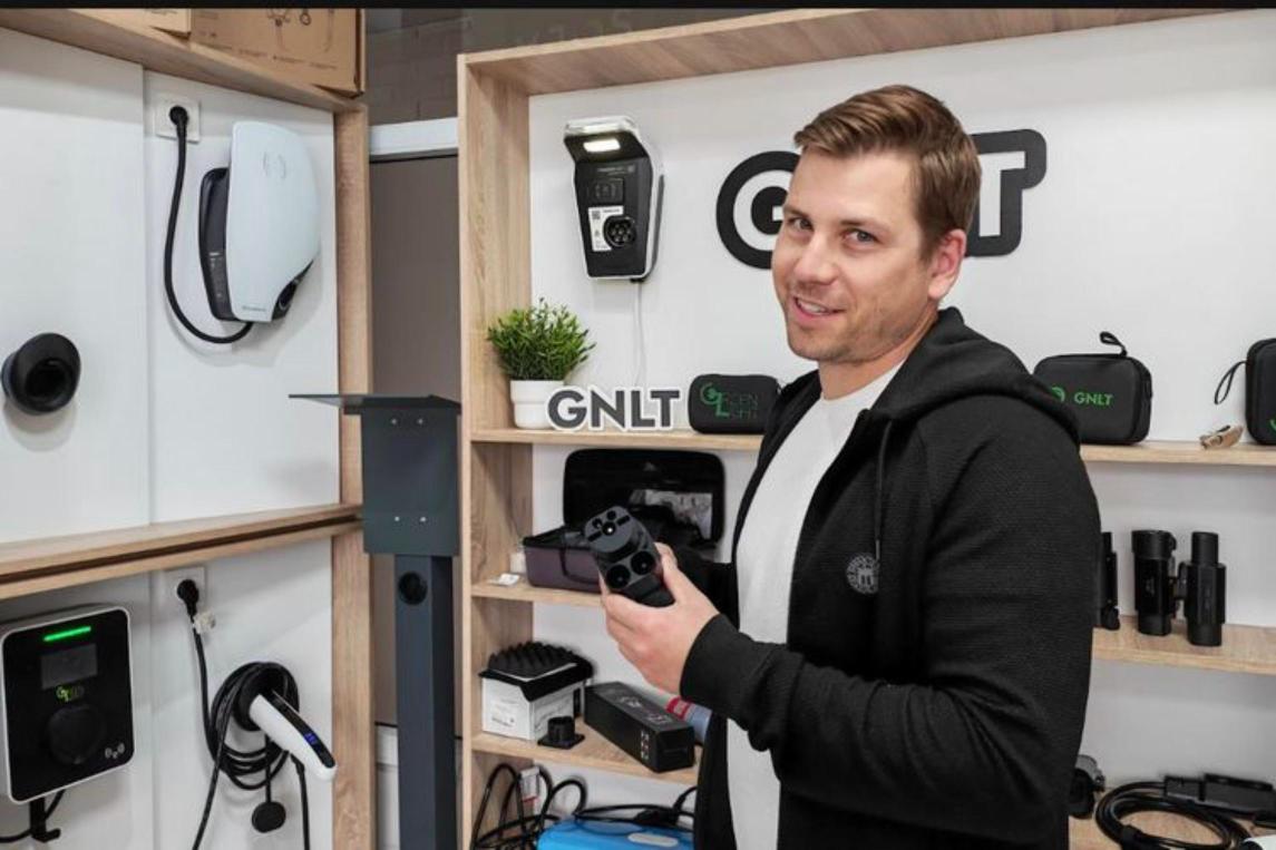 Дмитрий, директор GreenLight, в шоуруме GNLT с зарядным оборудованием