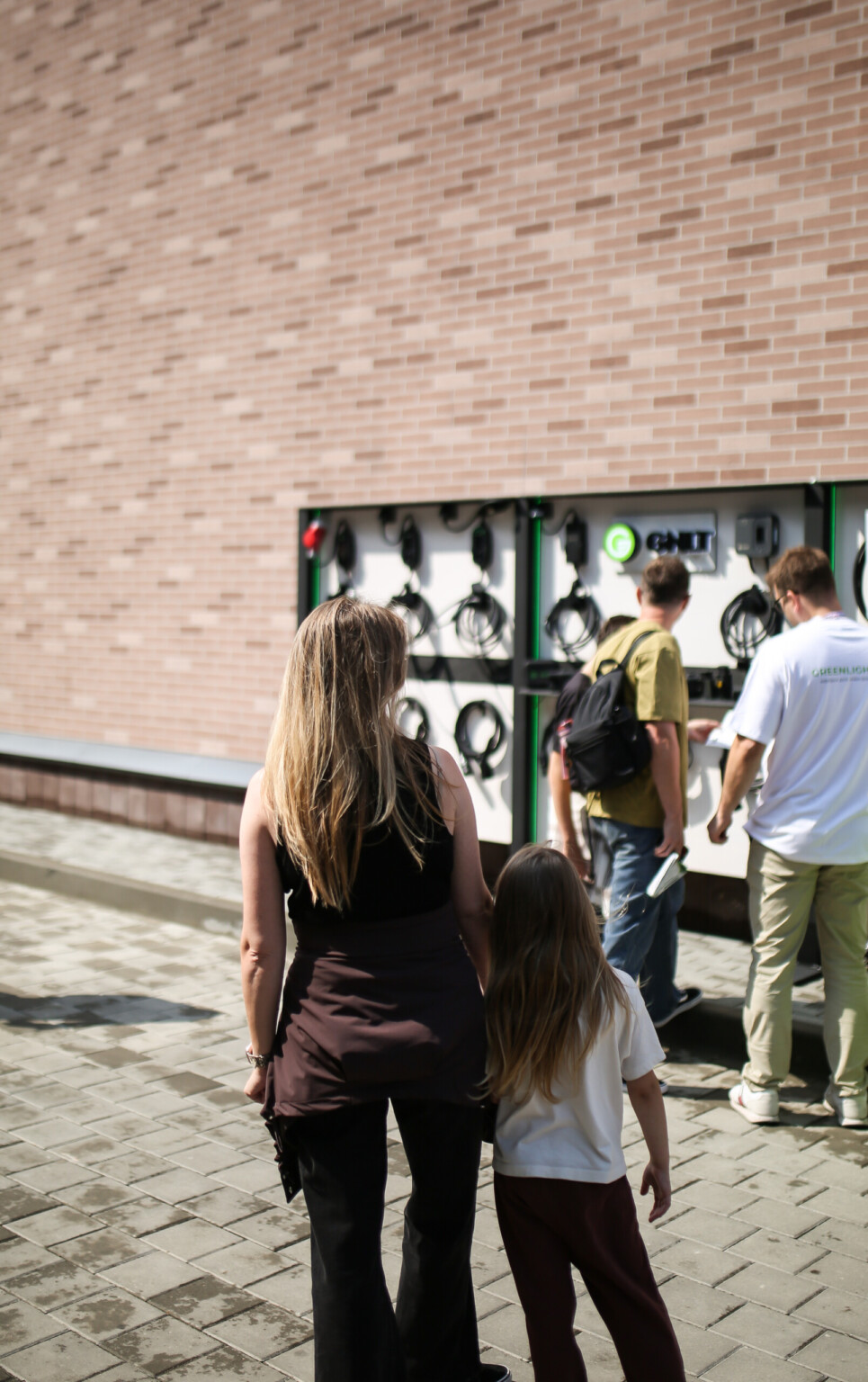 Посетители выставки Green Cars Day 2026 подходят к стенду GNLT