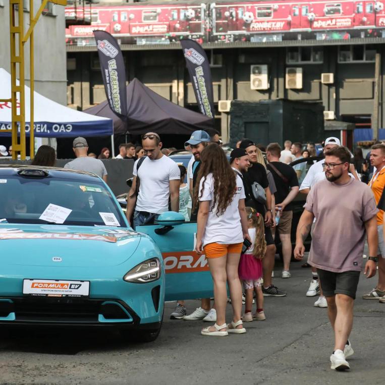 Посетители выставки Green Cars Day 2024 в Минске рядом с электромобилями