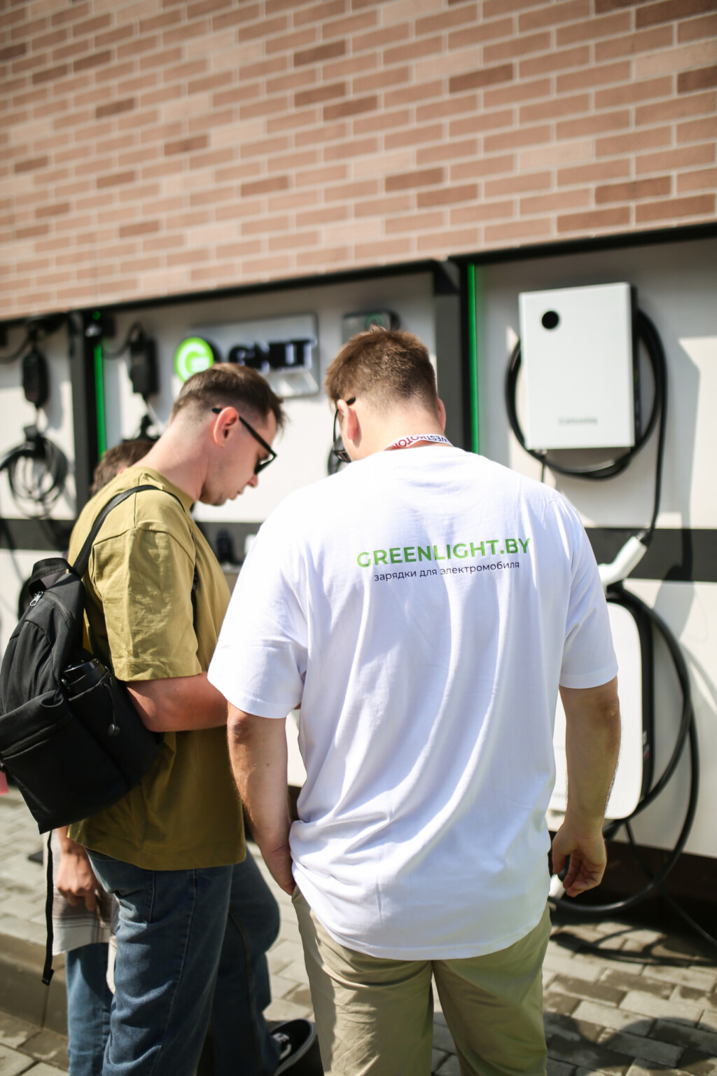 Специалист GreenLight консультирует посетителя выставки