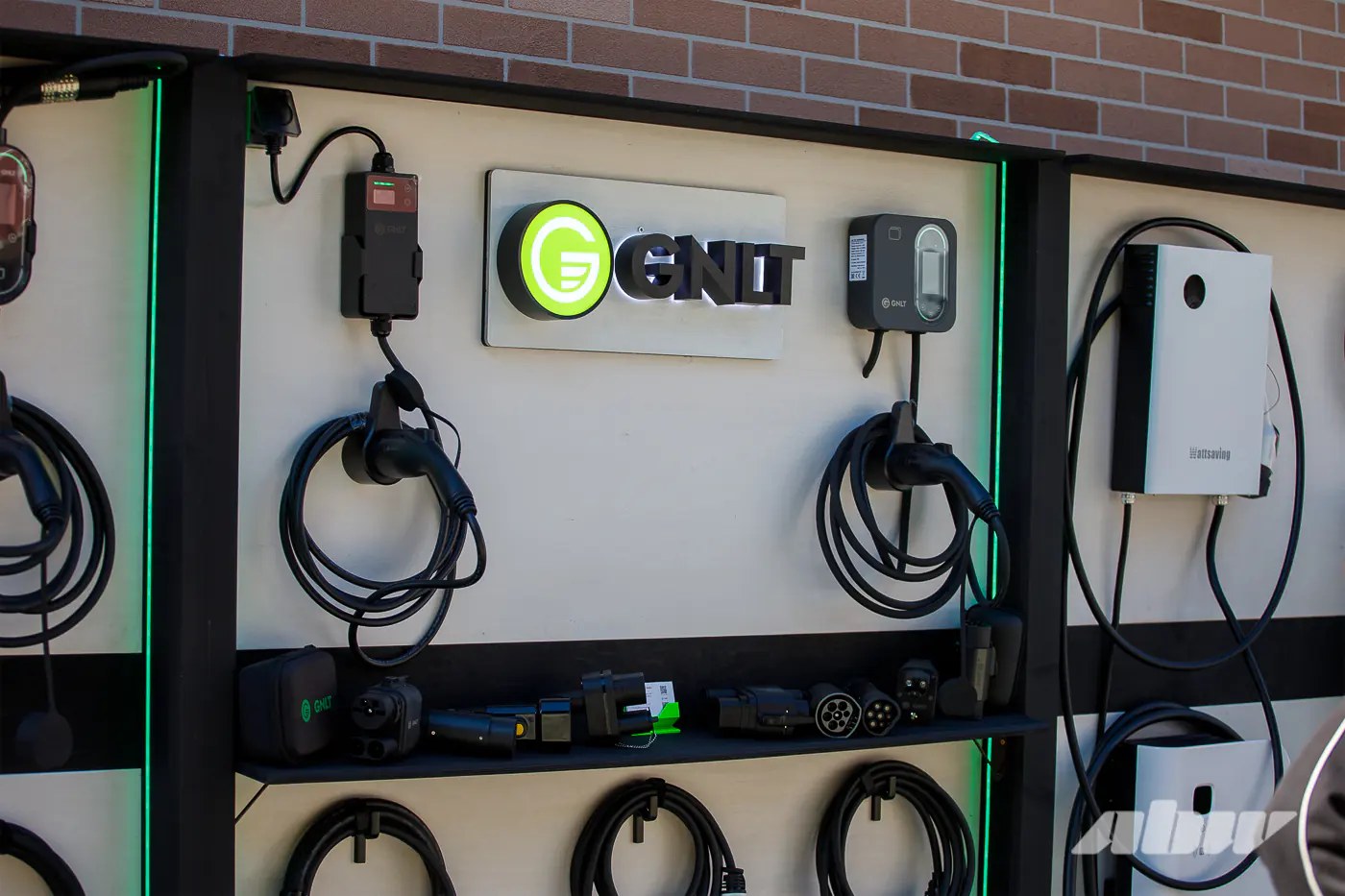 Витрина стенда GNLT: портативные зарядные устройства, кабели и переходники