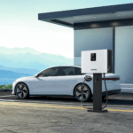 зарядная станция wattsaving gbt dc 60kW заряжает электромобиль на парковке